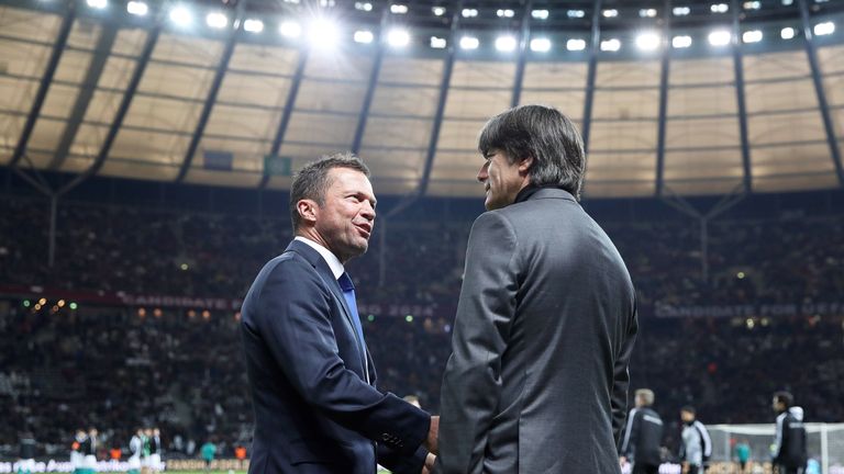 Rekordnationalspieler Lothar Matthäus im Gespräch mit Bundestrainer Joachim Löw.