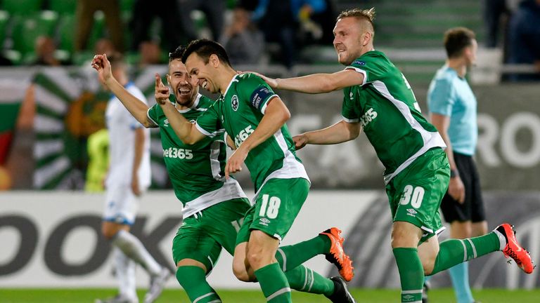 ...Ludogorets Razgrad aus Bulgarien. Sie sind seit 2011/12 in der bulgarischen Liga ungeschlagen und konnten damit alle bisherigen Titel der Vereinsgeschichte nacheinander gewinnen...