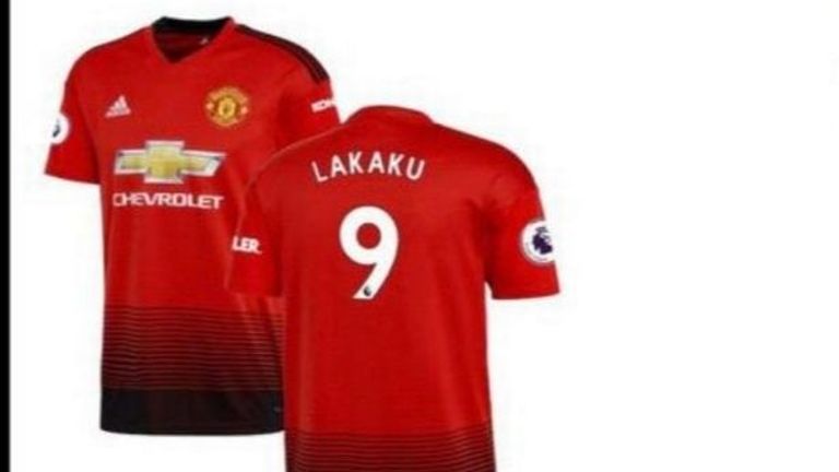 Satte 125 Dollar kostet das neue Leibchen von Man United, doch wenn es das Jersey von Romelu Lukaku sein soll, könnte es eine böse Überraschung geben, denn im US-Store wurden die Trikots mit falschem Druck angeboten. Quelle: www.mirror.co.uk