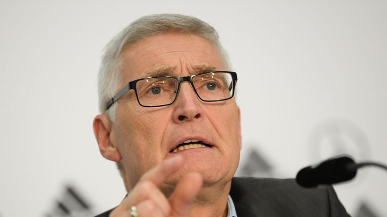 Schiedsrichter-Boss Lutz Michael Fröhlich räumt Fehler beim Supercup ein.