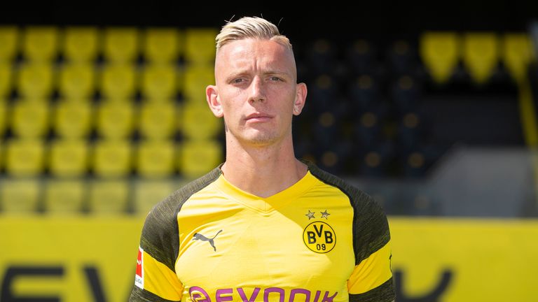 Der ehemalige U21-Nationalspieler konnte in der vergangenen Saison mit Eintracht Frankfurt den DFB-Pokal gewinnen. Zur neuen Saison wechselte der 23-Jährige zu Borussia Dortmund und will sich dort als Stammspieler etablieren.