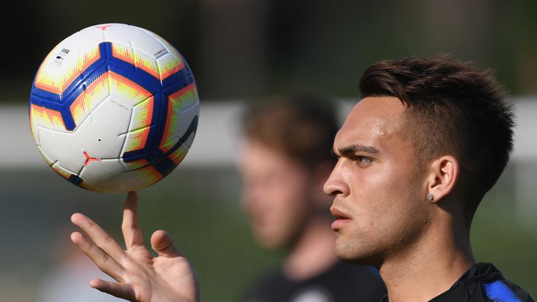 .Lautaro Martinez (20), Inter Mailand: Der argentinische Stürmer kostete Inter 16 Millionen Euro. Martinez trägt in Mailand die Nummer 10.