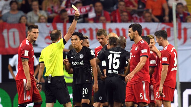 Schiedsrichter Marco Fritz zeigt Mats Hummels im Supercup zwischen dem FC Bayern und Eintracht Frankfurt die Gelbe Karte.