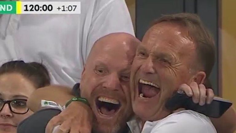 Matthias Sammer und Watzke bejubeln das 2:1 des BVB in der letzten Minute der Verlängerung. 