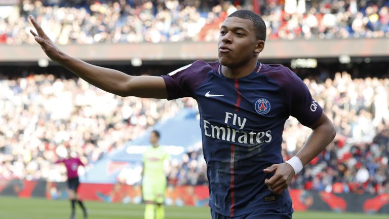 RECHTSAUSSEN: Kylian Mbappe - wechselte für insgesamt 180 Millionen Euro von AS Monaco zu Paris St. Germain.