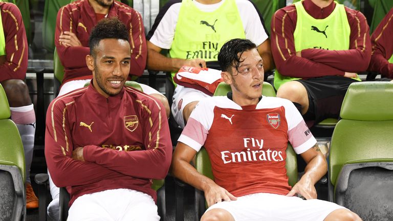 Der FC Arsenal, Klub von Mesut Özil (r.) und Pierre-Emerick Aubameyang, steht vor einer Komplettübernahme.