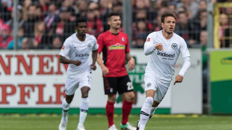 Nicolai Müller trifft zum 1:0 gegen Freiburg.