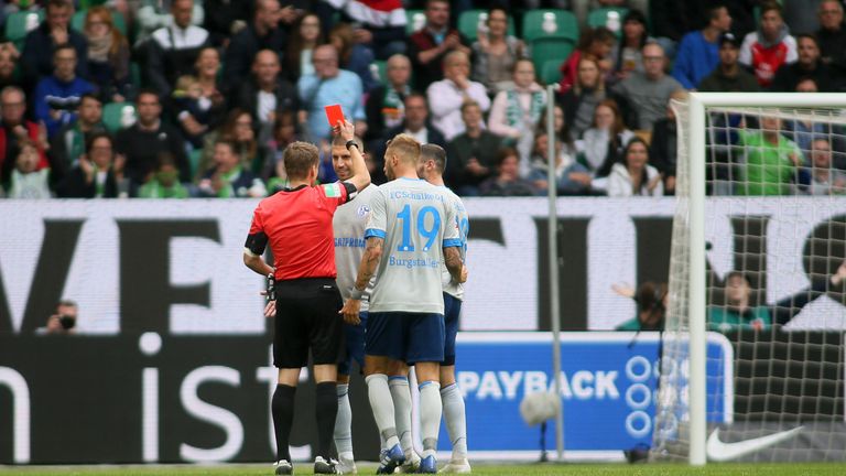 Schiri Patrick Ittrich stellt Schalkes Matija Nastasic nach Eingreifen des Video-Assistenten mit Rot vom Platz. 