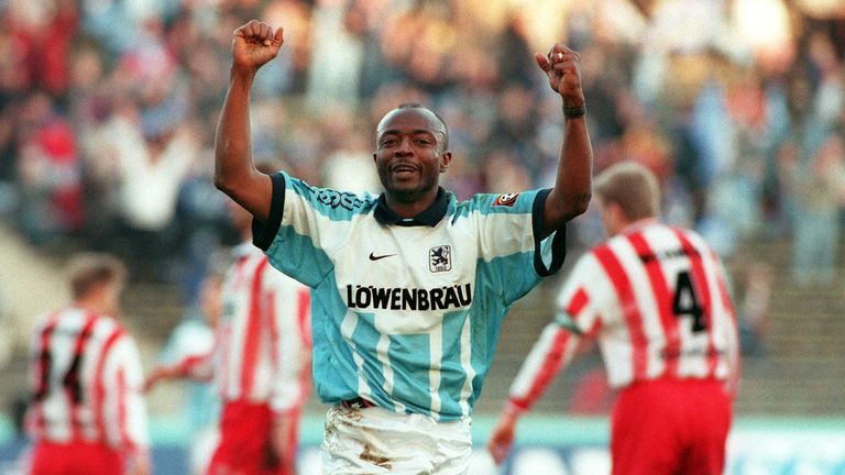München ist eine schöne Stadt. Das dachte sich im Jahre 1996 wohl auch Abedi Pele, der dreimalige Fußballer Afrikas. Doch er wusste nicht, dass die Stadt zwei traditionsreiche Klubs beheimatet. So landete er beim TSV 1860 München und nicht beim favorisierten FC Bayern München. 
