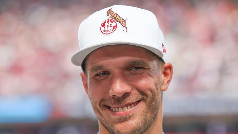 Lukas Podolski nimmt in gewohnter Manier die Luft aus der Debatte um Grüppchen-Bildung beim DFB-Team.
