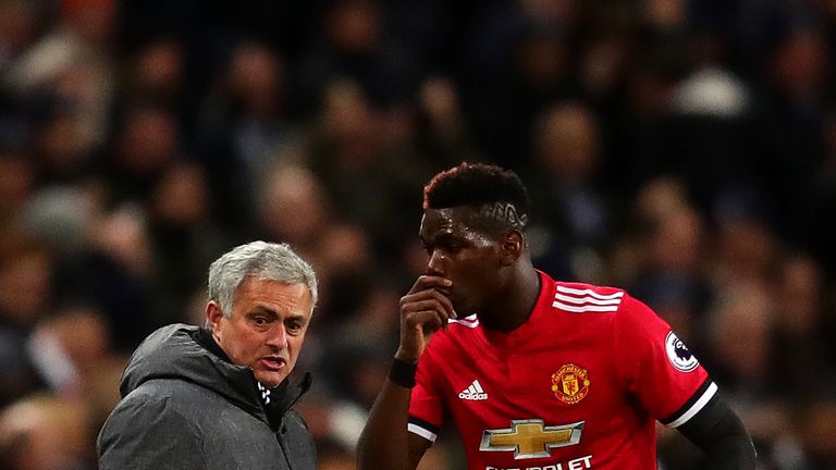 Zwischen Manchester-Star Paul Pogba (r.) und Trainer Jose Mourinho soll eine gewisse Disharmonie bestehen.