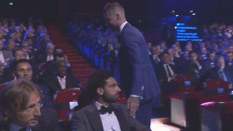 Sergio Ramos (r.) berührt im Vorbeigehen die Schulter von Mohamed Salah.