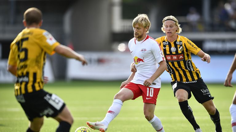 Emil Forsberg (M.) und RB Leipzig sind in die nächste Runde der Europa-League-Qualifikation eingezogen. 