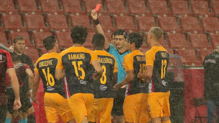 Zlatko Junuzovic (l.) sieht bei Saluburgs 3:0 gegen Shkendija Tetovo Gelb-Rot.