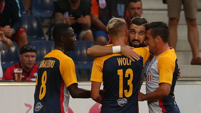Die Spieler von Red Bull Salzburg feiern einen ihrer Treffer beim 3:0 gegen den mazedonischen Meister Shkendija Tetov.