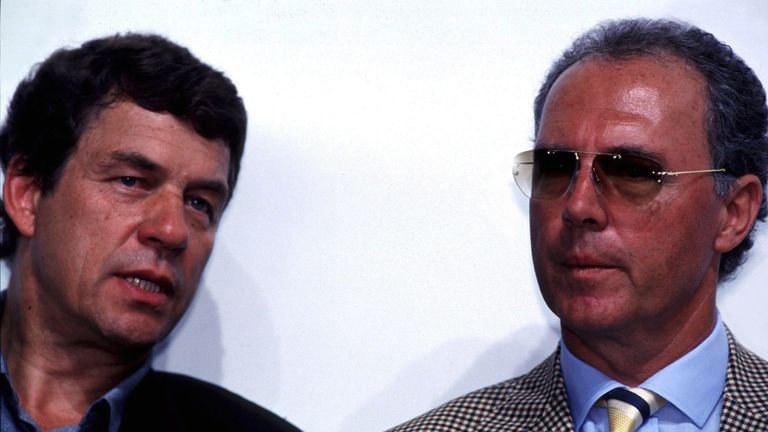 'Wenn der Franz Beckenbauer morgen sagt: 'Der Ball ist rechteckig', klatschen alle Beifall und schreiben: 'Endlich hat es einmal einer gesagt.'