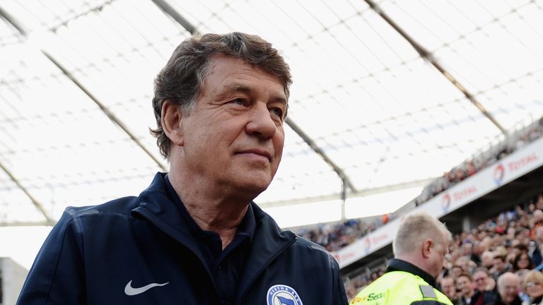 'Wenn ich heute Kapitän bin und das Schiff sinkt, und alle müssen helfen, dann kann doch der Koch nicht kommen und sagen: Ich kann nur die Bratpfanne halten.'
