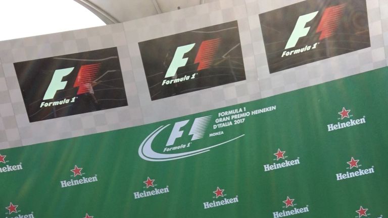 Das legendäre Siegerpodest über der Strecke. Von hier aus blicken die Sieger auf ein Meer aus Fans.