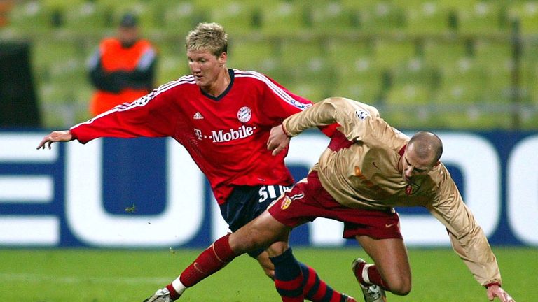 Mit zarten 18 Jahren bekam Schweinsteiger das Vertrauen von Ottmar Hitzfeld. Am 13. November 2002 sahen 22.000 Bayern-Fans im Olympiastadion das Profidebüt von "Schweini". In der 76. Minute kam er gegen den RC Lens für Mehmet Scholl auf den Platz.