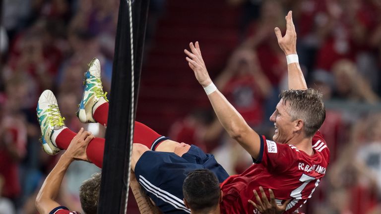 75.000 Zuschauer in der ausverkauften Allianz Arena lassen den ''Fußballgott'' hochleben. Er persönlich sorgt für den perfekten Schlusspunkt und besorgt in der 83. Minute mit einem herrliche  Treffer für den 4:0-Endstand.