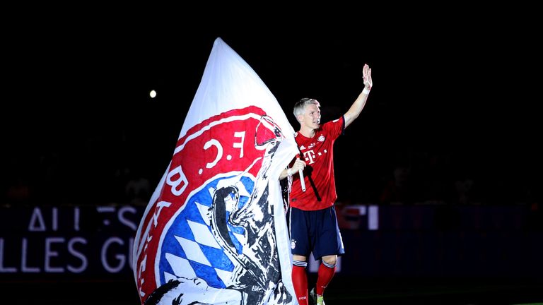 Servus, Basti! Eine letzte Ehrenrunde durch die Allianz Arena bildet den Schlusspunkt eines ganz besonderen Abends, den Schweinsteiger nie vergessen wird.