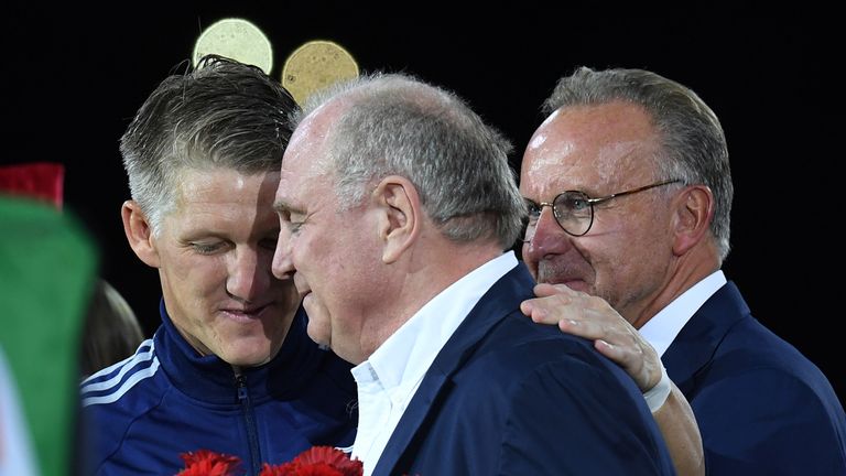 Von Präsident Uli Hoeneß und Karl-Heinz Rummenigge erhält der 34-Jährige schon vor dem Anpfiff eine Fotocollage mit den größten Momenten seiner Bayern-Karriere sowie einen traditionellen bayerischen Gamshut.