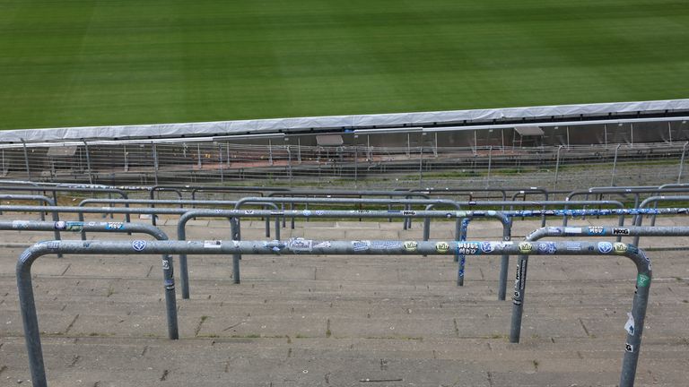 In Deutschland Normalität, in England seit fast 30 Jahren verboten: Stehplatz-Tribünen im Profifußball.