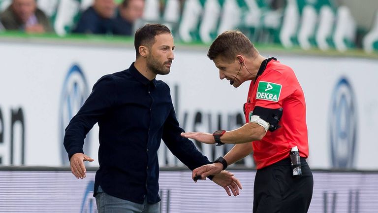 Schalke-Trainer Domenico Tedesco und Schiedsrichter Patrick Ittrich sind sich nicht grün.