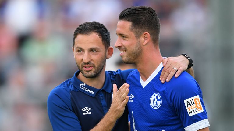 Mit Mark Uth begrüßt Schalkes Trainer Domenico Tedesco einen neuen Stürmer.