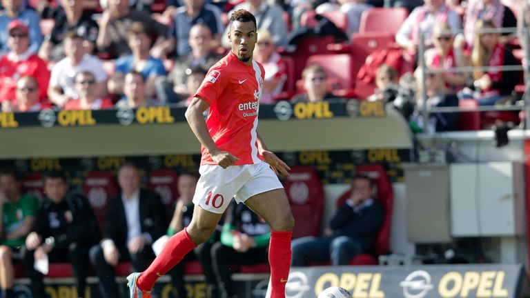 Und auch bei dem geplanten Wechsel von Eric-Maxim Choupo-Moting konnte die Transferfrist nicht eingehalten werden. Als der Stürmer 2011 vom Hamburger SV zum 1.FC Köln wechseln wollte, streikte das Fax-Gerät. Die wichtige Seite, mit der Unterschrift des Spielers, erreichte die Kölner erst um 18:00 Uhr. Beim DFB kamen die Unterlagen erst um 18:13 Uhr an, 13 Minuten zu spät. Der Spieler wechselt eine Transferperiode später zum 1. FSV Mainz 05. 