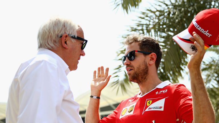 Rennleiter Charlie Whiting im Gespräch mit Ferrari-Pilot Sebastian Vettel.