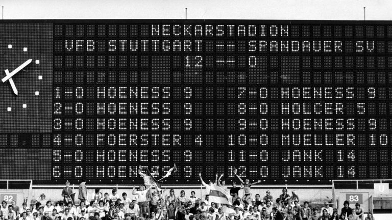 Die meisten Treffer in einem Pokalspiel gelangen Dieter Hoeneß, Ernst Willimowski und Helmut Schön. Alle erzielten jeweils sieben Tore. 