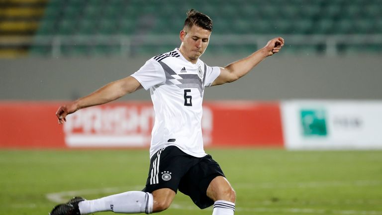Der 22 Jahre alte Waldemar Anton könnte das DFB-Team in der Innenverteidigung verstärken. 2017 wurde er U21-Europameister und steht aktuell bei Hannover 96 unter Vertrag.