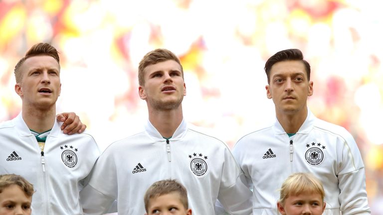 Timo Werner (l.) würde sich über ein Comeback von Mesut Özil im DFB-Team freuen.