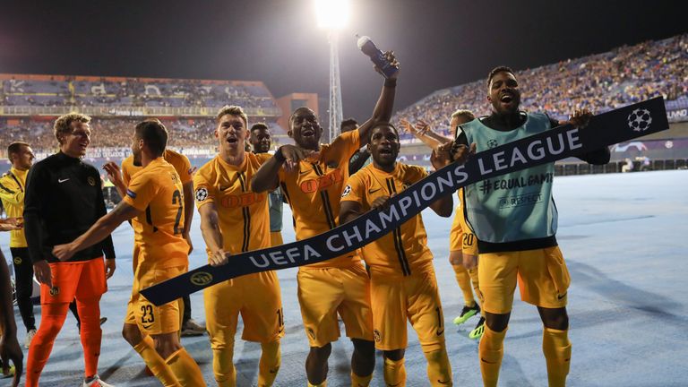 Die Spieler von Young Boys Bern feiern den Einzug in die Gruppenphase der Königsklasse.