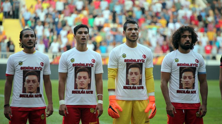 Die Spieler von Yeni Malatyaspor zeigen ein deutliches Statement pro Mesut Özil.