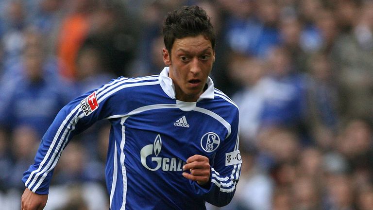 Mesut Özil: Jugend von 2005-2006; Profi von 2006-2008; anschließend für fünf Millionen Euro zu Werder Bremen; jetzt FC Arsenal
