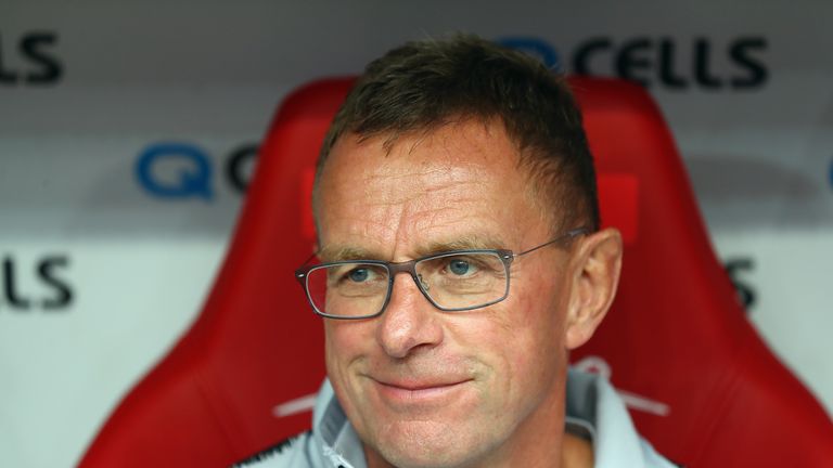 Ralf Rangnick hat es bereits am Strafenrad erwischt.