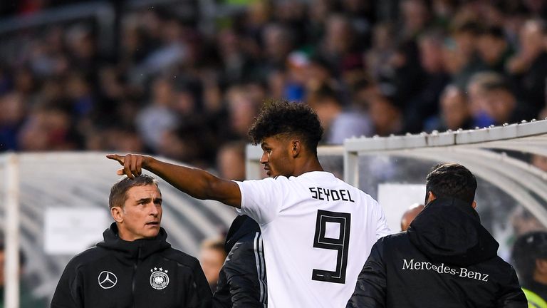 Aaron Seydel spricht nach seiner Auswechslung mit Trainer Stefan Kuntz (l.).