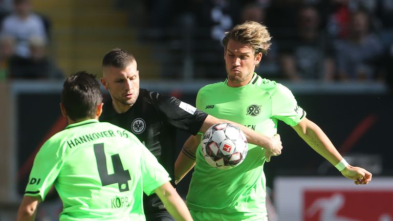 Frankfurts WM-Held Ante Rebic (M.) bedankte sich mehr als angemessen für seinen ersten Startelf-Einsatz: Ein Tor und eine Vorbereitung sorgen für einen makellose Bilanz beim klaren  Sieg gegen Hannover.