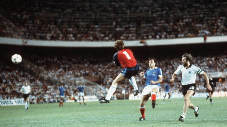 Harald 'Toni' Schumacher und Patrick Battiston prallten im WM -Halbfinale 1982 aufeinander - der Franzose verletzte sich dabei.