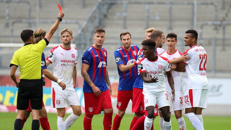 Braydon Manu sieht die Rote Karte.