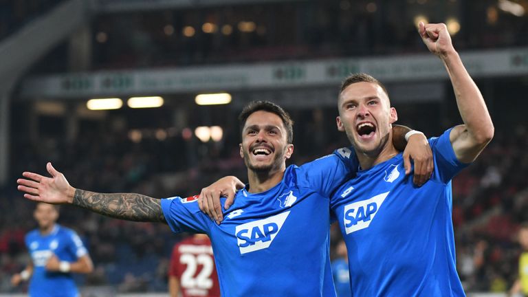 Hoffenheims Pavel Kaderabek (r) bejubelt sein Tor zum 0:2 gegen Hannover 96 mit Leonardo Bittencourt.