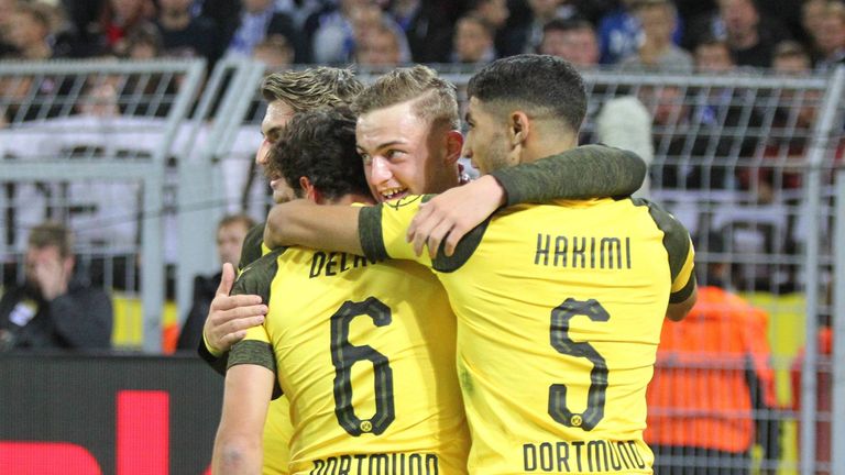 Achraf Hakimi und Jacob Bruun Larsen (v.r.) feiern einen BVB-Treffer zusammen mit Thomas delaney und Philipp Max.