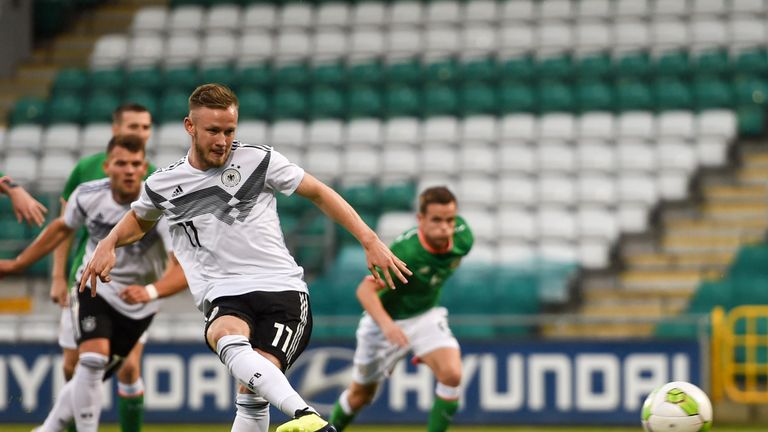 Cedric Teuchert erzielt das Tor zum 2:0 beim 6:0-Sieg der deutschen U21 in Irland. Es ist eins von zwei Elfmetertoren des Schalkers.