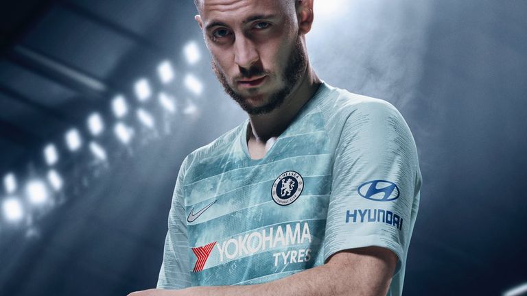 Chelseas Superstar Eden Hazard präsentiert das dritte Trikot der Blues in der Saison 2018/19. (Quelle: Twitter/FC Chelsea)