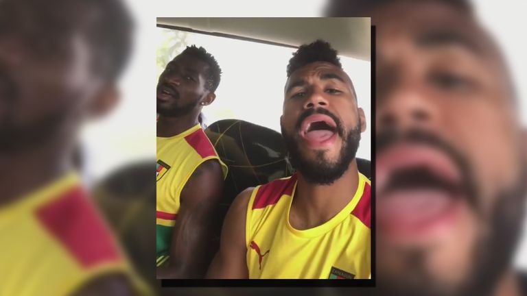 Eric Maxim Choupo-Moting feiert im Bus mit seinen Kollegen. (Quelle: https://www.instagram.com/mr.choupo) 