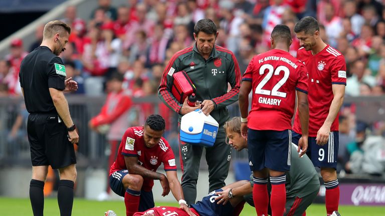 Schockmoment für den FC Bayern! Corentin Tolisso muss mit einer möglicherweise schwerwiegenden Knieverletzung ausgewechselt werden. 