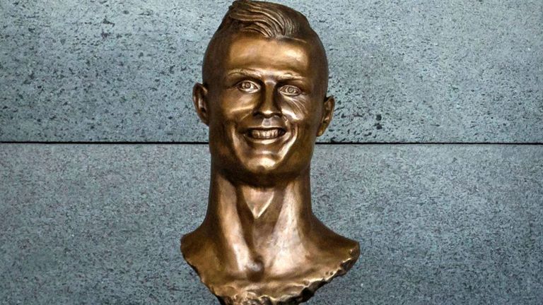 Diese Bronzestatue von Cristiano Ronaldo sorgte für viel Spott. (Quelle Bild: Twitter @MrClintDavis)