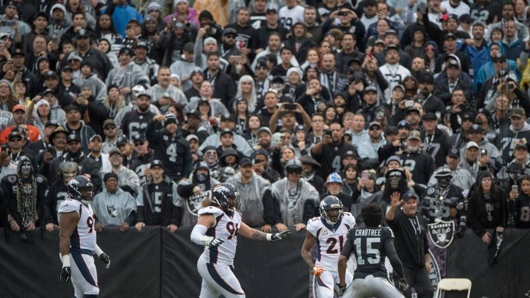 NFL-Fight: In der NFL kommt es öfter Mal zu Scharmützeln. So wie zwischen Michael Crabtree (Nr.15) und Aquip Talib (Nr.21). Die Streithähne sind nicht zu trennen und das Match mehrere Minuten unterbrochen. Danach werden beide des Felds verwiesen.